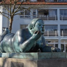 botero liegende frucht 002 280x280 - Liegende mit Frucht